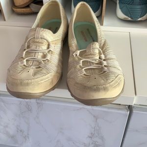 Tan sketchers size 8